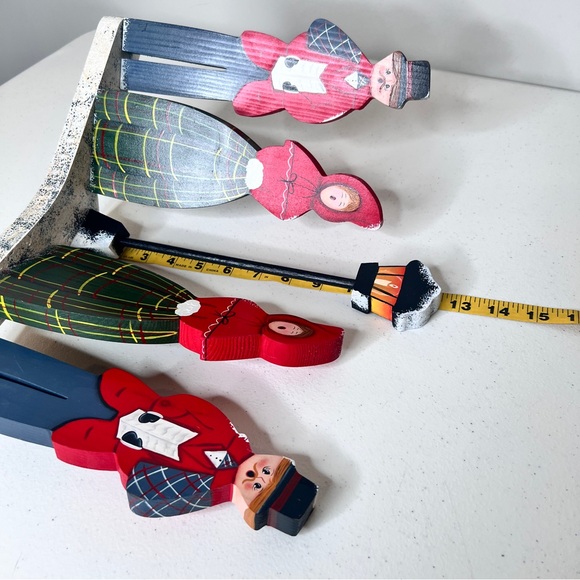 Vintage Christmas Caroling Wooden Victorian Style Figurine Handcrafted Painted - Picture 9 of 10